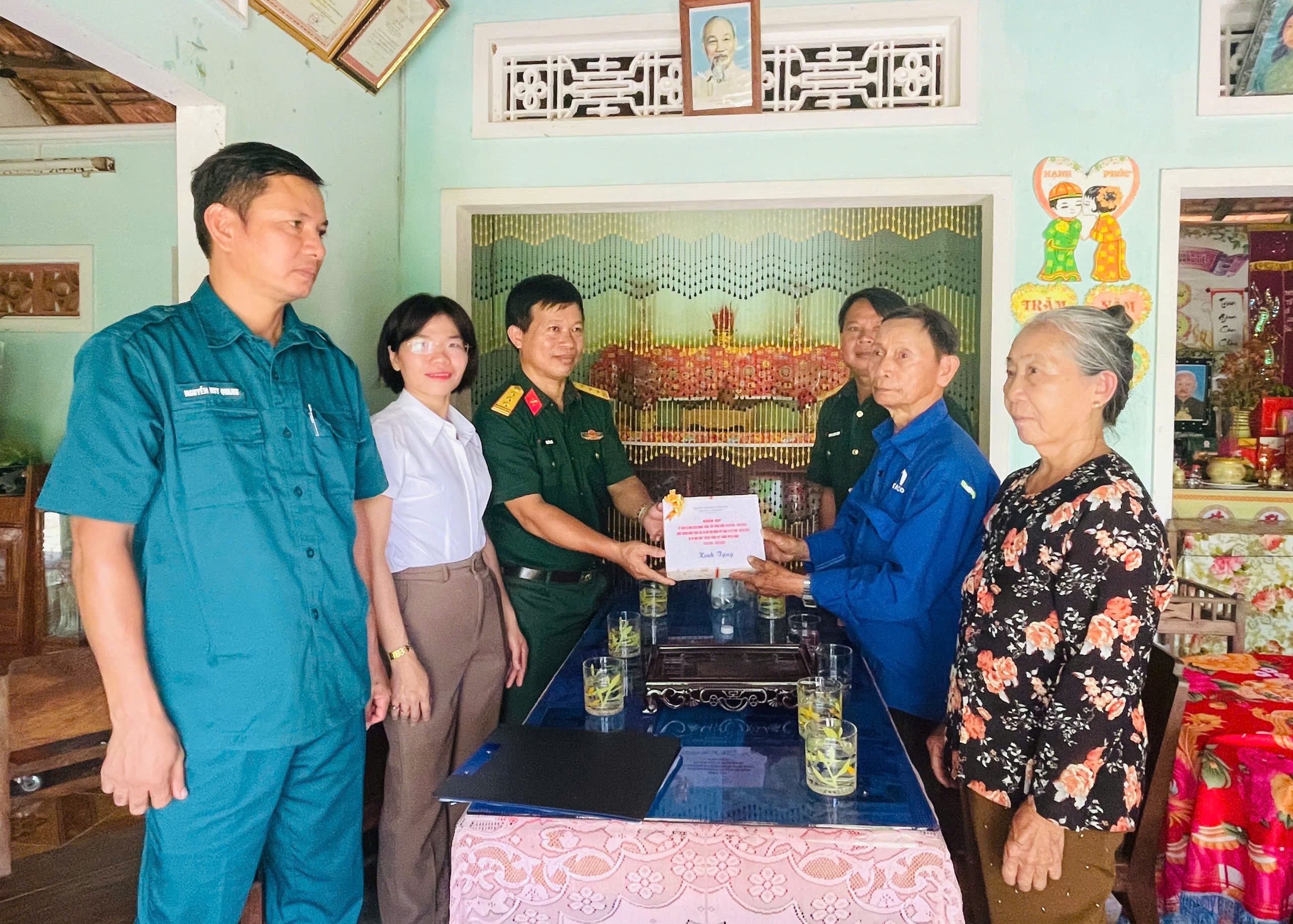 Ban Chỉ huy PTKV4 - Bàn Thạch thăm, trao kinh phí phụng dưỡng Mẹ Việt Nam anh hùng tại xã Quế Sơn
