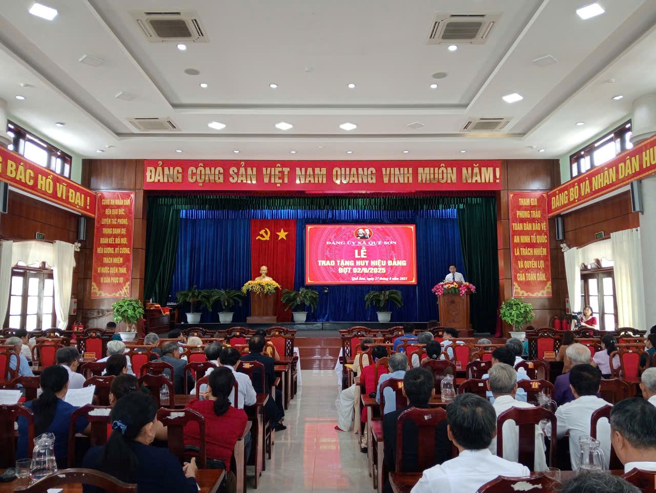 Đảng ủy xã Quế Sơn trao tặng Huy hiệu Đảng đợt 02/9/2025 cho các đảng viên