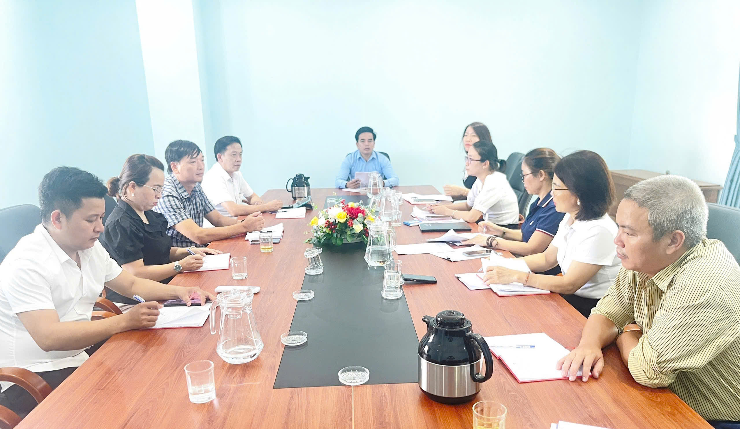 Chi bộ Văn phòng Đảng ủy xã Quế Sơn tổ chức sinh hoạt chuyên đề quý IV/2025