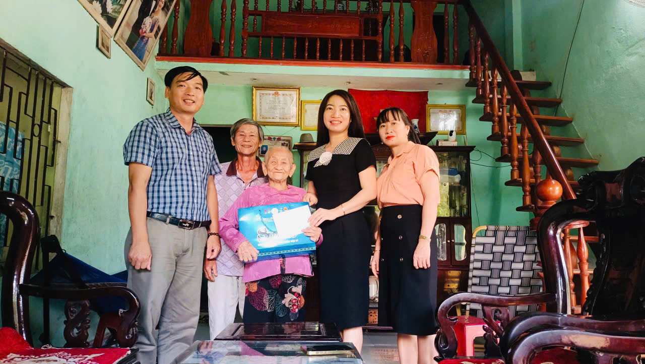 Thăm và tặng quà phụng dưỡng suốt đời Bà Mẹ Việt Nam anh hùng Nguyễn Thị Lẫy