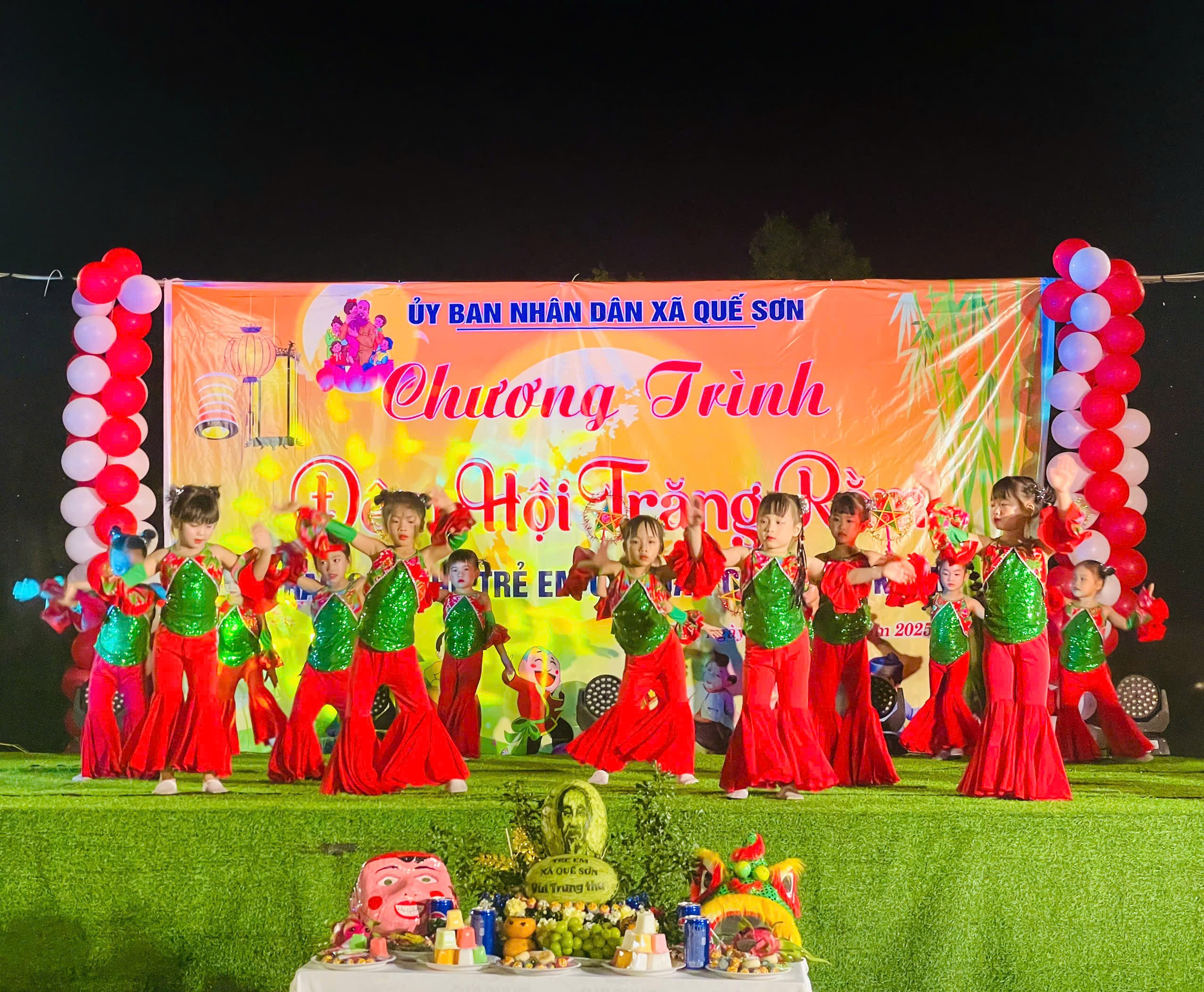 Chương trình “Đêm hội trăng rằm”, trao quà Trung thu cho trẻ em có hoàn cảnh khó khăn tại xã Quế Sơn