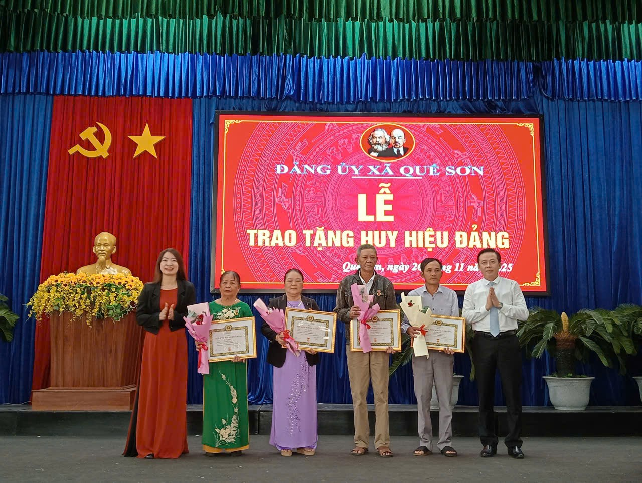 Đảng ủy xã Quế Sơn trao tặng Huy hiệu Đảng đợt 7/11/2025 cho đảng viên và quán triệt, triển khai các văn bản của Đảng