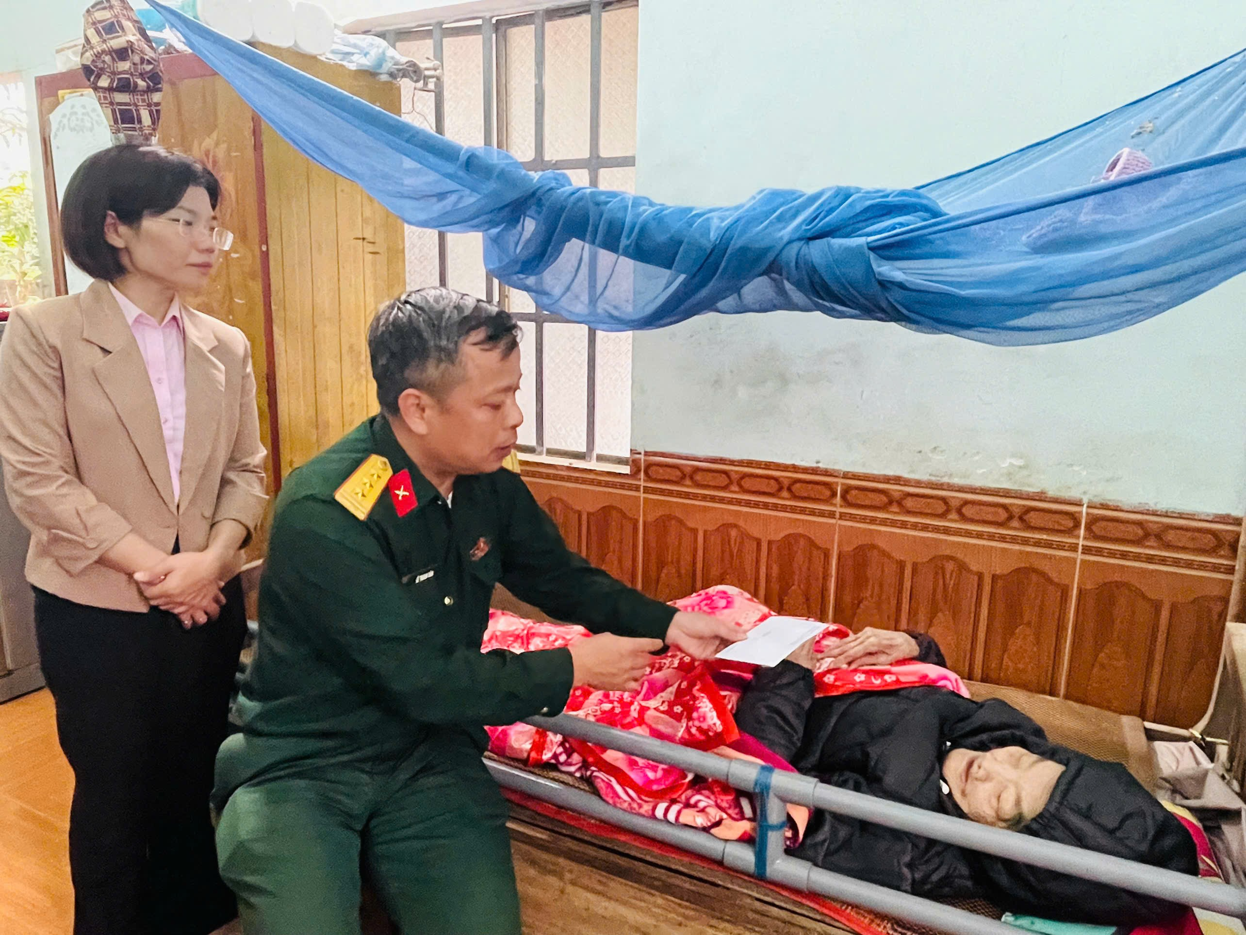 Ban Chỉ huy Phòng thủ khu vực 4-Bàn Thạch thăm, trao kinh phí phụng dưỡng Bà mẹ Việt Nam anh hùng tại xã Quế Sơn