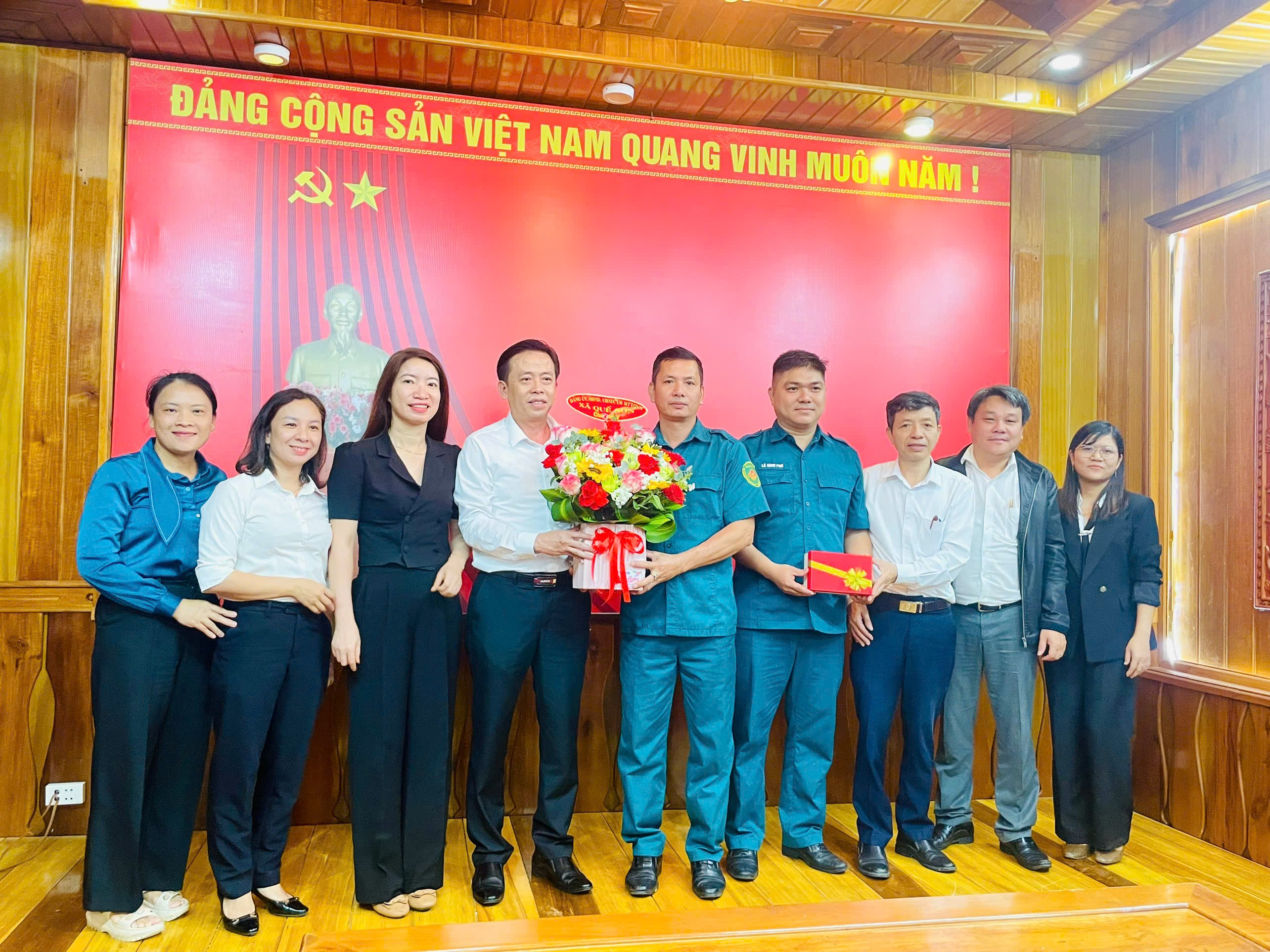 Lãnh đạo xã Quế Sơn thăm, chúc mừng cán bộ, chiến sĩ Ban CHQS xã