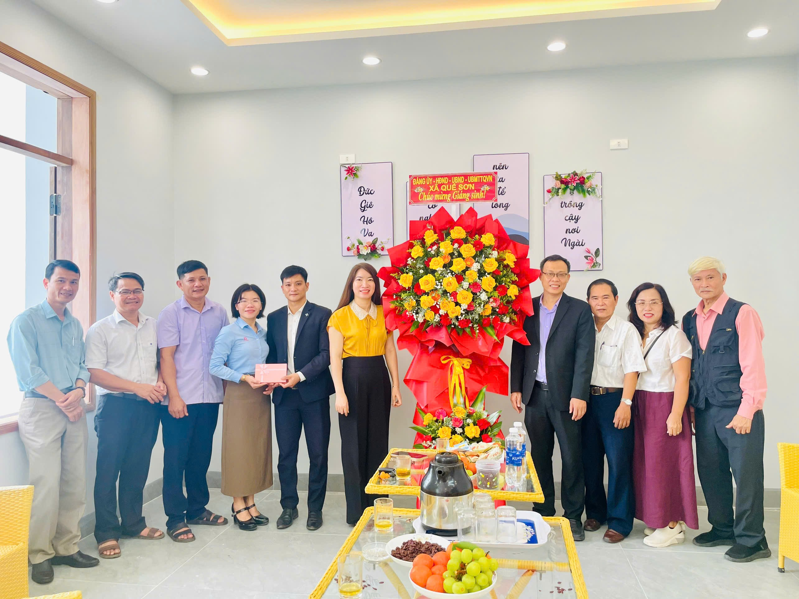 Lãnh đạo xã Quế Sơn thăm, chúc mừng Giáng sinh 2025