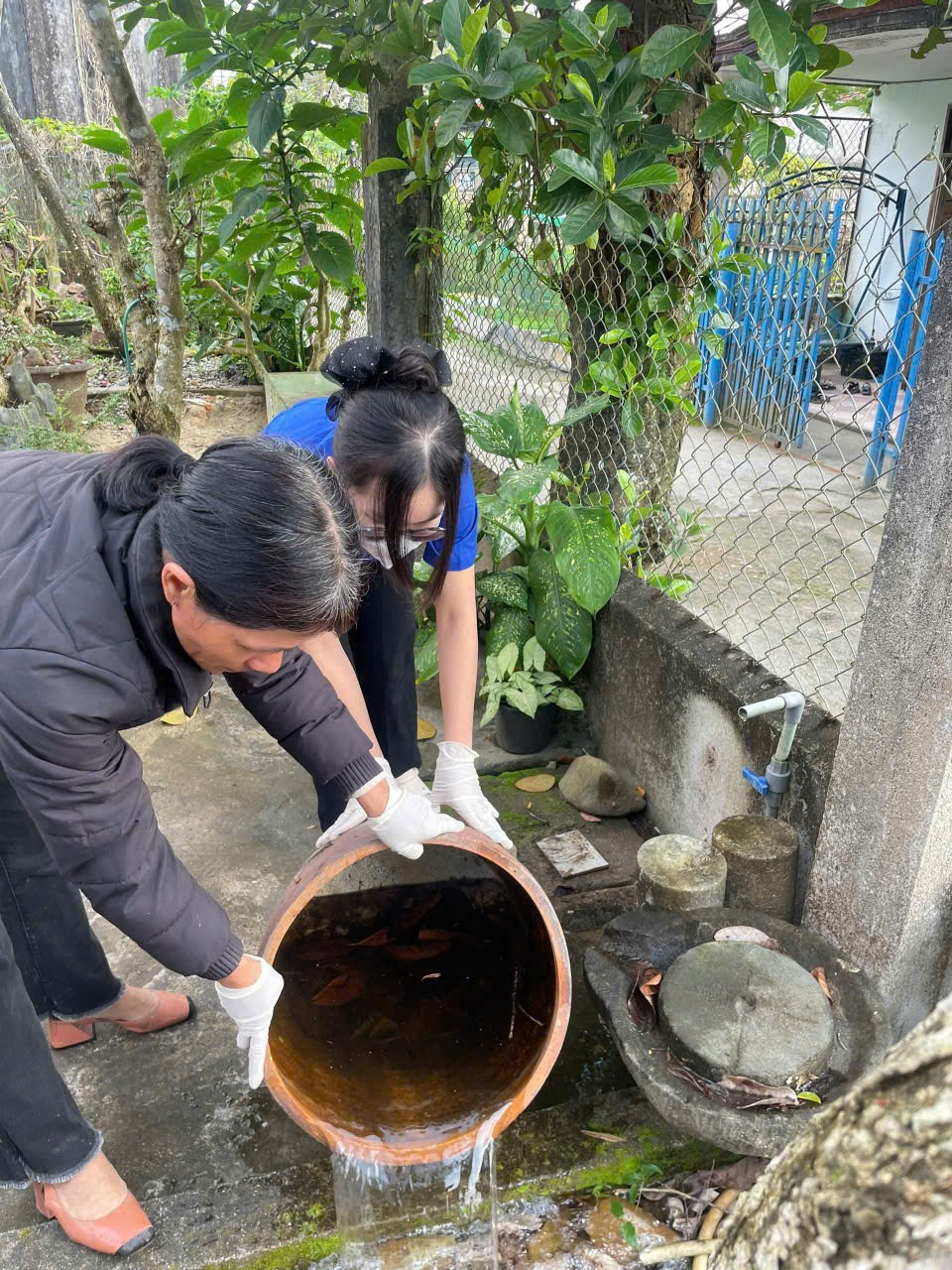 Xã Quế Sơn đồng loạt ra quân thực hiện chiến dịch vệ sinh môi trường diệt lăng quăng/bọ gậy phòng, chống dịch bệnh sốt xuất huyết