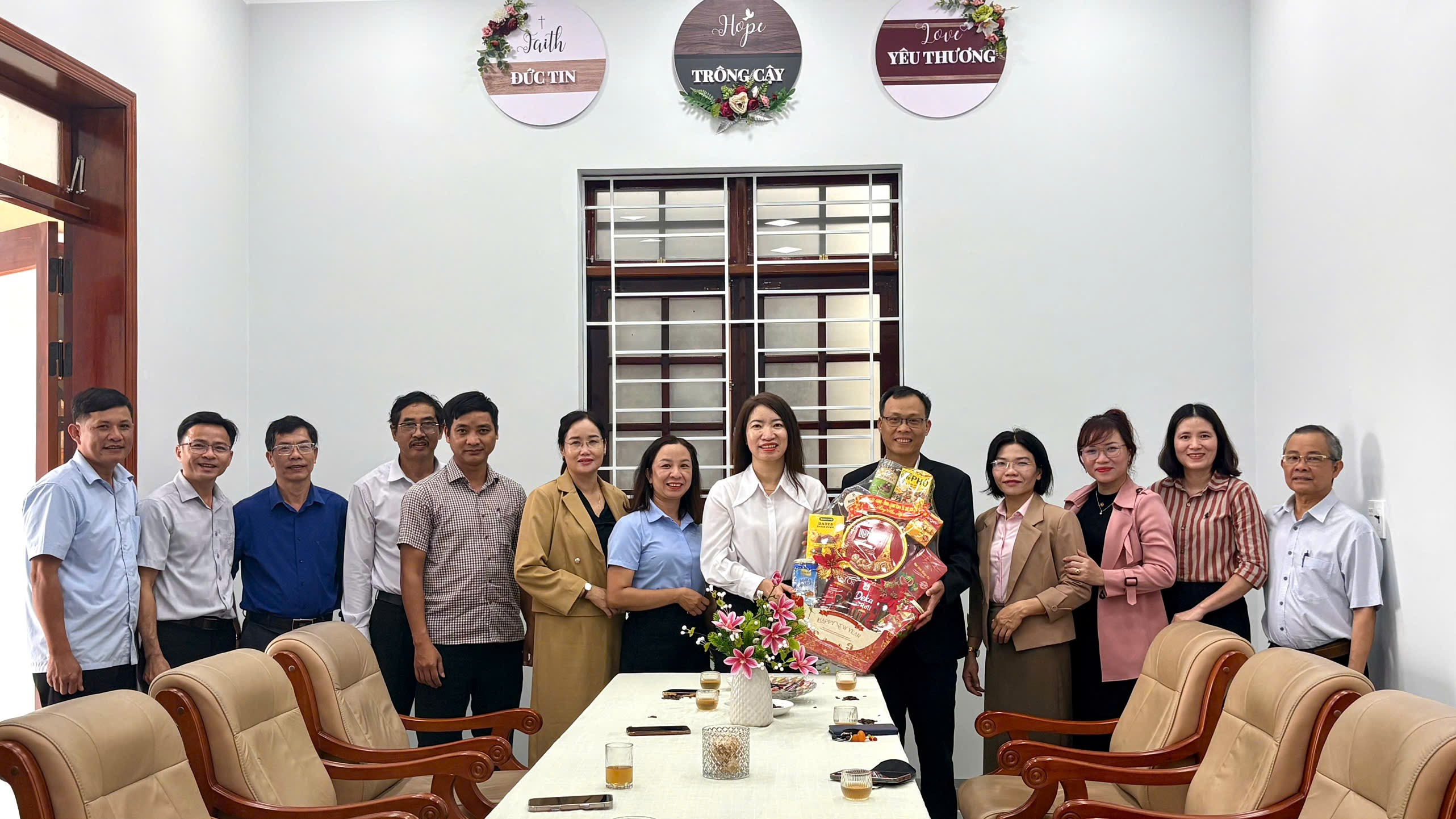 Lãnh đạo xã Quế Sơn thăm, chúc Tết các cơ sở tôn giáo