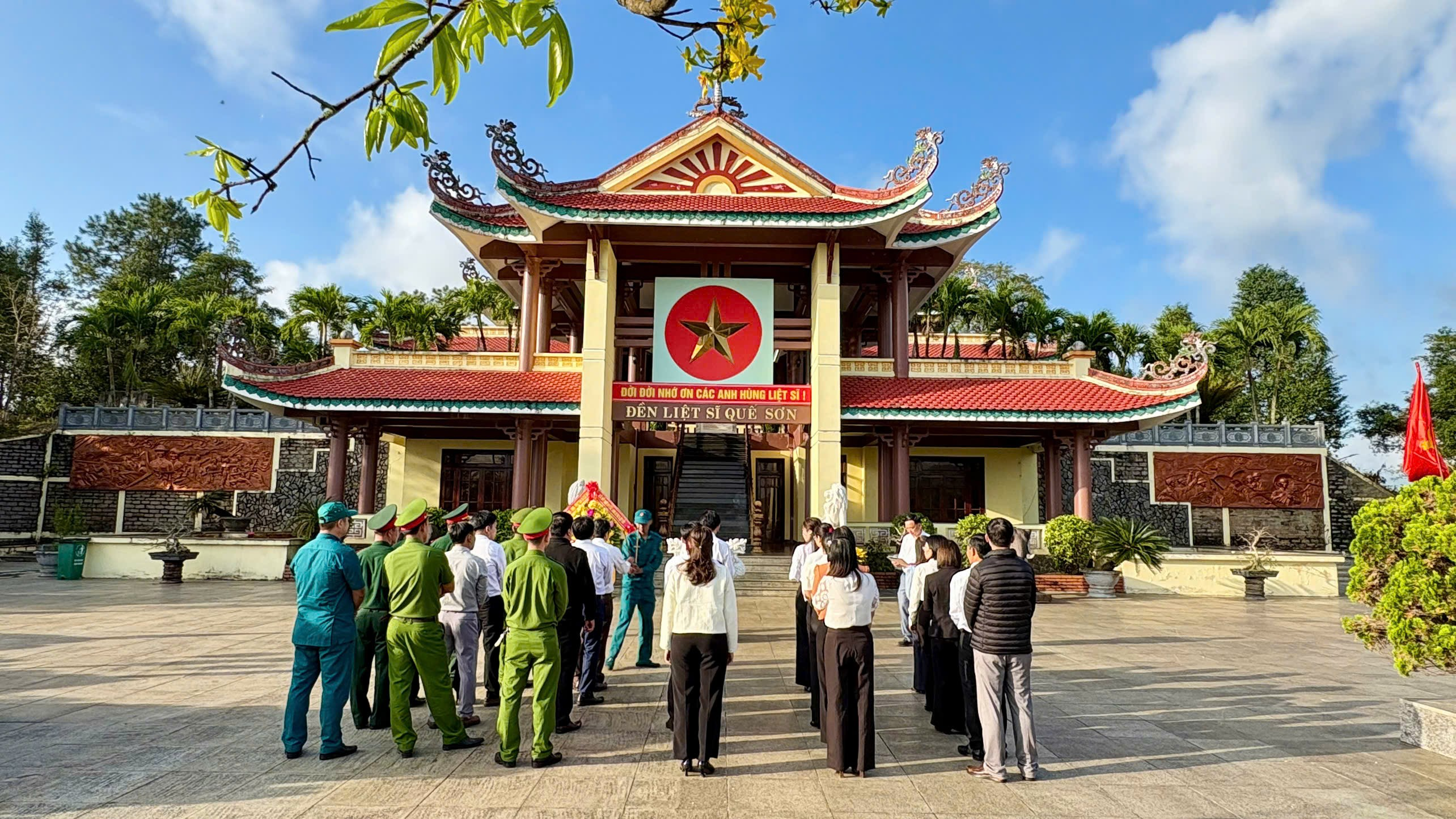 Lãnh đạo xã Quế Sơn dâng hoa, viếng hương các di tích lịch sử cách mạng, nghĩa trang liệt sĩ và các cơ quan, đơn vị trực Tết