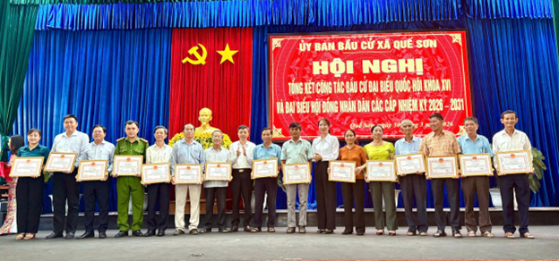 Xã Quế Sơn khen thưởng các tập thể, cá nhân có thành tích xuất sắc trong công tác bầu cử