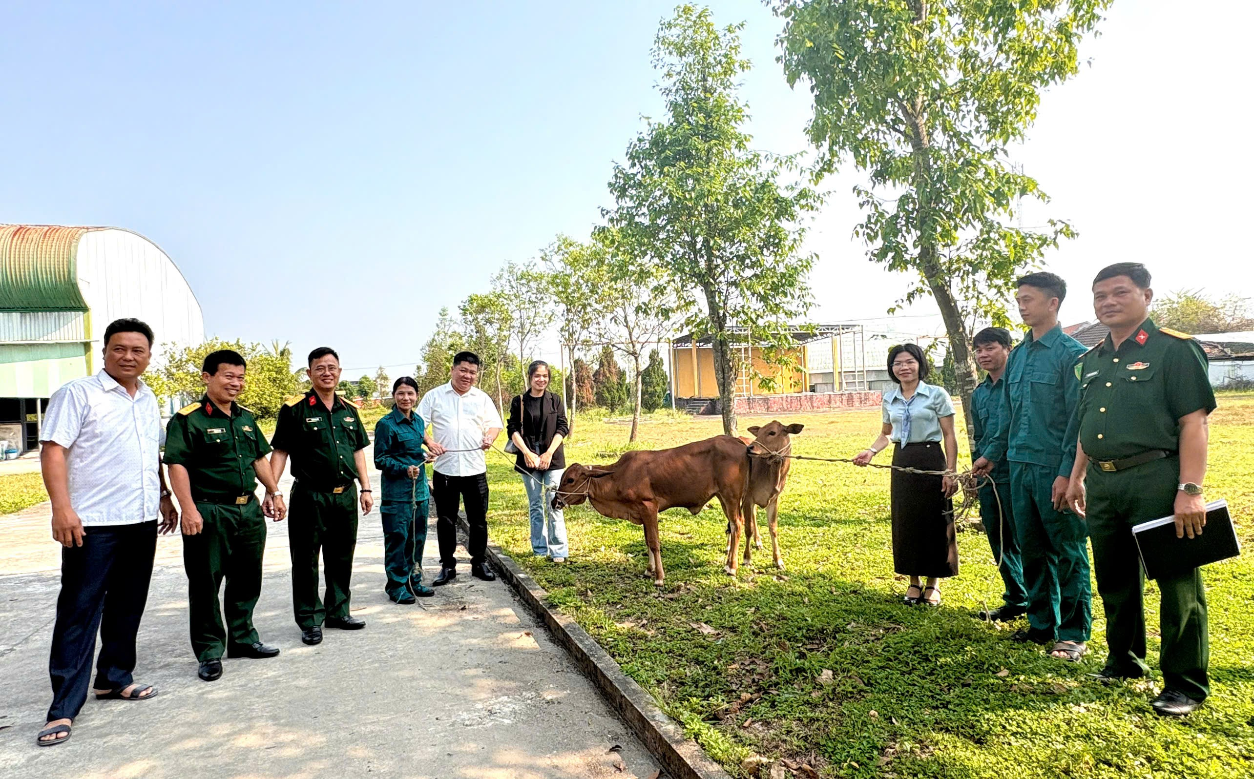 Ban CHQS xã Quế Sơn tổ chức Chương trình “Trao bò sinh kế - Tiếp sức dân quân vượt khó” và triển khai mô hình dân vận khéo “Nâng bước em đến trường”