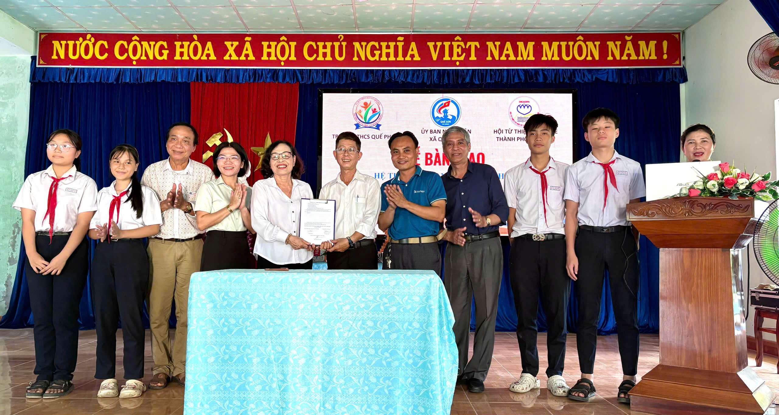 Trao tặng hệ thống lọc nước tinh khiết cho trường THCS Quế Phong