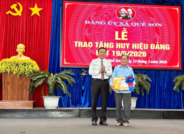 Đảng ủy xã Quế Sơn trao Huy hiệu Đảng đợt 19/5 và quán triệt các văn bản của Đảng