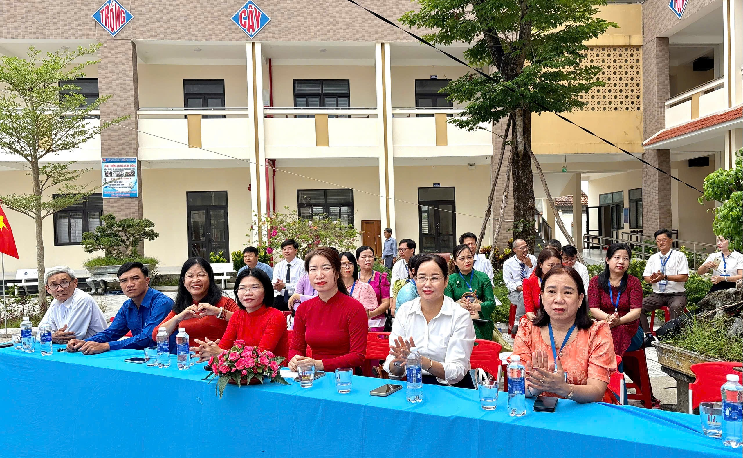 Phó Bí thư Thường trực Đảng ủy xã Đặng Thị Thùy Vinh dự lễ bế giảng năm học 2025-2026 tại trường THPT Quế Sơn