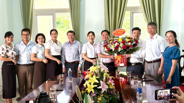 Lãnh đạo xã Quế Sơn thăm, chúc mừng Trung tâm Cung ứng dịch vụ sự nghiệp công xã nhân ngày Báo chí Cách mạng Việt Nam