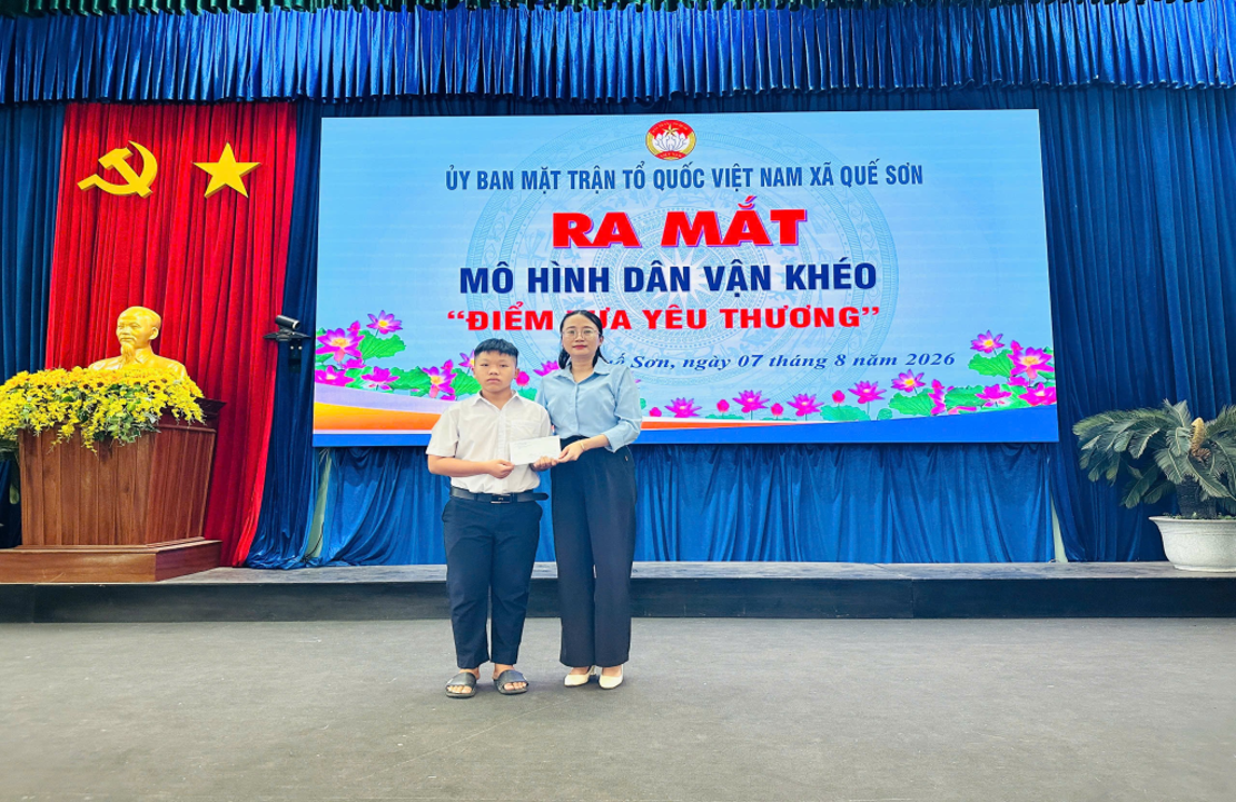 Chi bộ Văn phòng Đảng ủy xã Quế Sơn nhận đỡ đầu học sinh có hoàn cảnh khó khăn