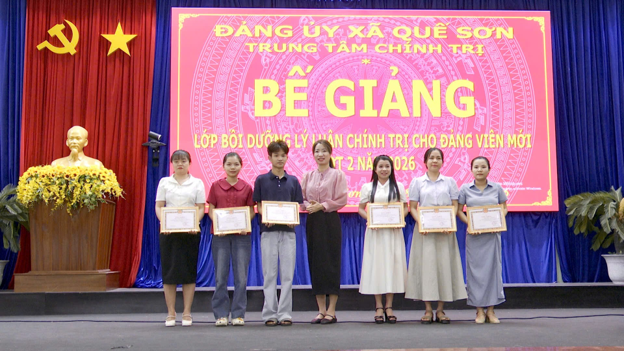 Bế giảng lớp Bồi dưỡng lý luận chính trị dành cho đảng viên mới đợt 2/2026