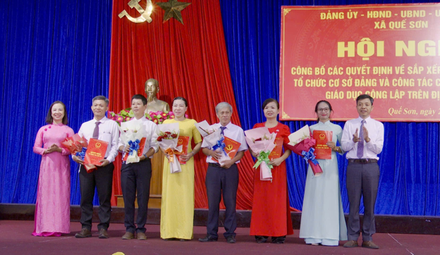 Xã Quế Sơn công bố các quyết định sắp xếp tổ chức bộ máy, tổ chức cơ sở Đảng và công tác cán bộ các cơ sở giáo dục công lập trên địa bàn xã