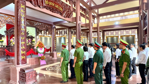Lãnh đạo xã Quế Sơn dâng hoa, dâng hương tưởng niệm các Anh hùng liệt sĩ