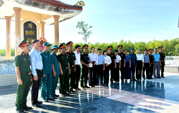 Dâng hương tưởng niệm các Anh hùng liệt sĩ và triển khai lấy mẫu hài cốt liệt sĩ chưa xác định được thông tin tại Nghĩa trang liệt sĩ Quế Minh