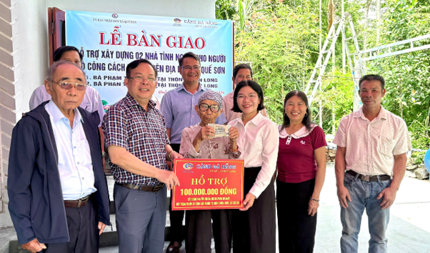 Bàn giao nhà tình nghĩa cho người có công cách mạng khó khăn