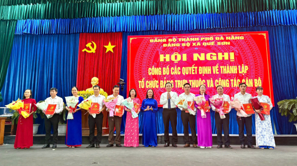 Đảng ủy xã Quế Sơn công bố các quyết định thành lập tổ chức Đảng trực thuộc và công tác cán bộ